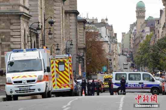 事发后，巴黎警察总部外戒备森严，众多警察参与戒备。 中新网 图